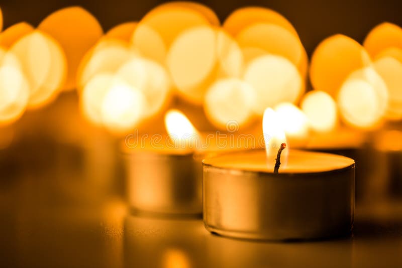 Kerstmiskaarsen die bij nacht branden De abstracte Achtergrond van Kaarsen Gouden licht van kaarsvlam stock foto's Kerstmiskaarsen die bij nacht branden De abstracte Achtergrond van Kaarsen Gouden licht van kaarsvlam stock foto's