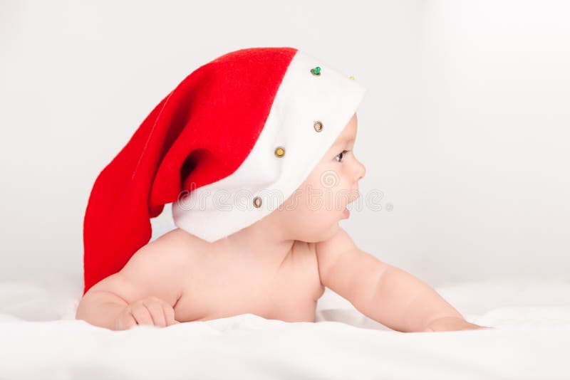 Kerstmiskaart met leuk babymeisje met santahoed op beige luchtige brihtachtergrond met exemplaarruimte stock fotografie Kerstmiskaart met leuk babymeisje met santahoed op beige luchtige brihtachtergrond met exemplaarruimte stock fotografie