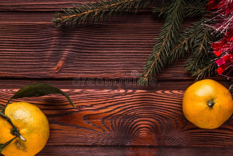 Kerstmiskader met Kerstboom en mandarijnen op bovenkant royalty-vrije stock afbeelding Kerstmiskader met Kerstboom en mandarijnen op bovenkant royalty-vrije stock afbeelding