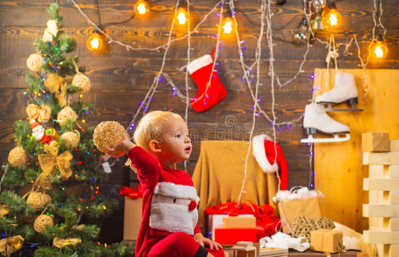 Kerstmiskind Toen ik een jong geitje was, zou ik hier met mijn familie op Nieuwjaren komen Gelukkig kindmeisje met een Kerstmisgi stock afbeelding Kerstmiskind Toen ik een jong geitje was, zou ik hier met mijn familie op Nieuwjaren komen Gelukkig kindmeisje met een Kerstmisgi stock afbeelding