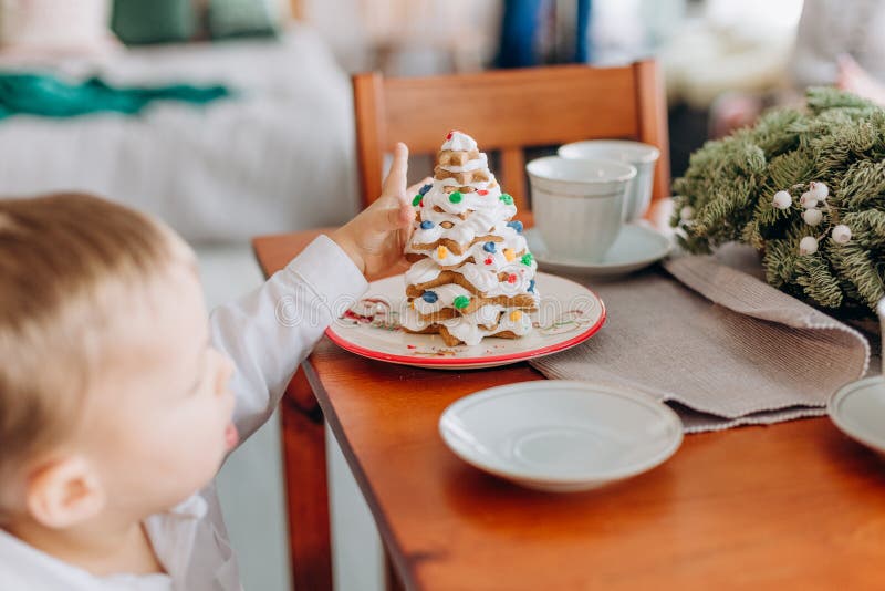 Kerstmiskind van het vakantie eet het nieuwe jaar heerlijke cake stock fotografie Kerstmiskind van het vakantie eet het nieuwe jaar heerlijke cake stock fotografie