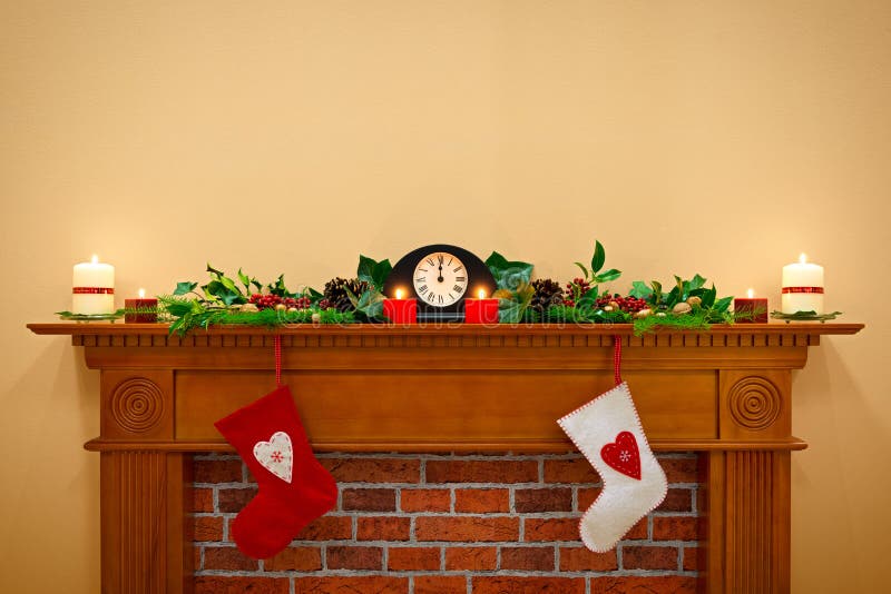 Kerstmiskousen en slinger op een mantlepiece stock afbeeldingen Kerstmiskousen en slinger op een mantlepiece stock afbeeldingen