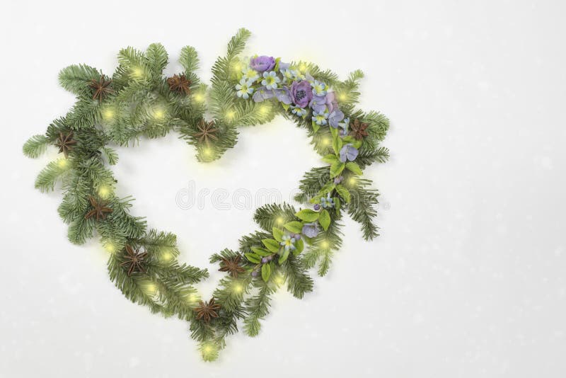 Kerstmiskroon in hartvorm met bloemen stock foto's Kerstmiskroon in hartvorm met bloemen stock foto's