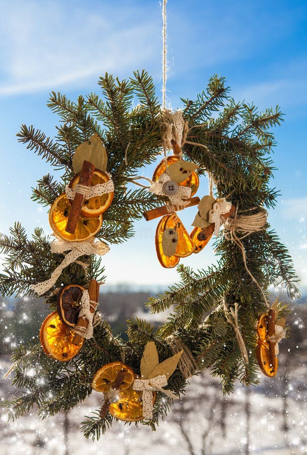 Kerstmiskroon op de blauwe hemelachtergrond royalty-vrije stock fotografie Kerstmiskroon op de blauwe hemelachtergrond royalty-vrije stock fotografie