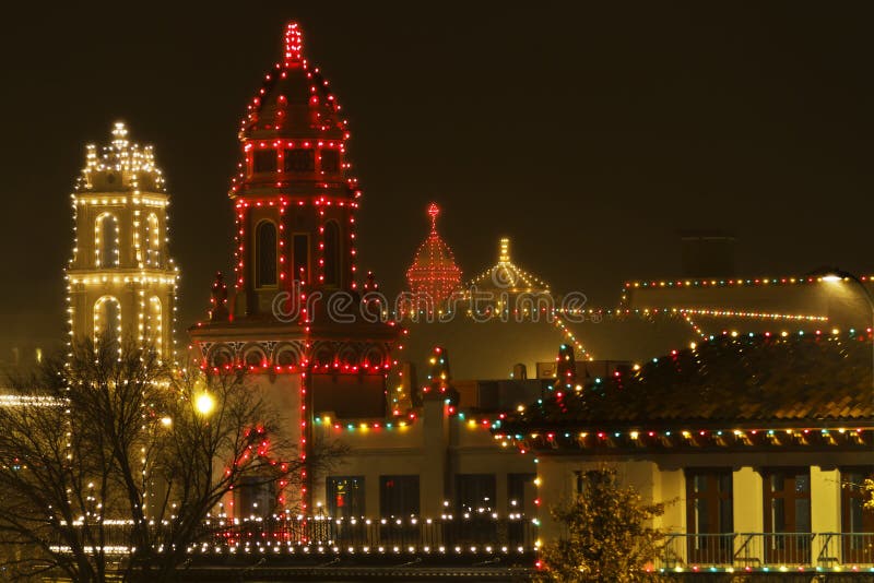 Kerstmislichten op het Plein op een regenachtige nacht royalty-vrije stock afbeeldingen Kerstmislichten op het Plein op een regenachtige nacht royalty-vrije stock afbeeldingen