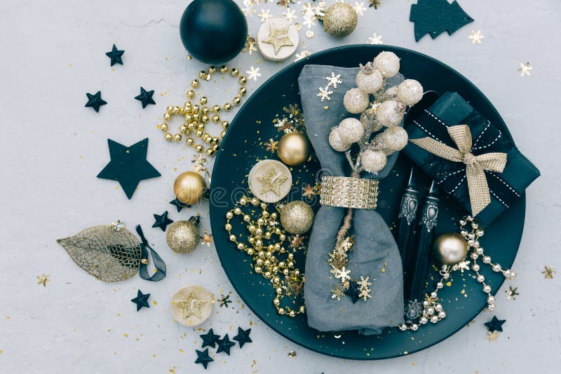 Kerstmislijst die met gift plaatst Hoogste mening stock fotografie Kerstmislijst die met gift plaatst Hoogste mening stock fotografie