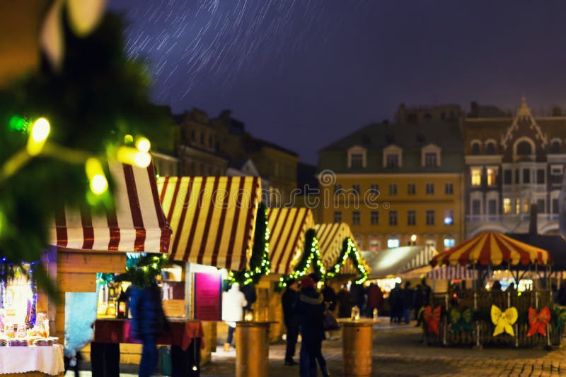 Kerstmismarkt in de sneeuw op het Koepelvierkant in Riga stock afbeeldingen Kerstmismarkt in de sneeuw op het Koepelvierkant in Riga stock afbeeldingen