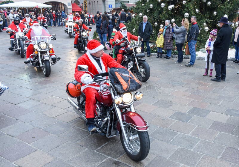 Kerstmisparade van Santa Clauses die een motorfiets drijven royalty-vrije stock fotografie Kerstmisparade van Santa Clauses die een motorfiets drijven royalty-vrije stock fotografie