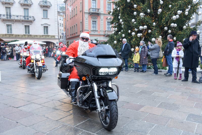 Kerstmisparade van Santa Clauses die een motorfiets drijven stock foto Kerstmisparade van Santa Clauses die een motorfiets drijven stock foto