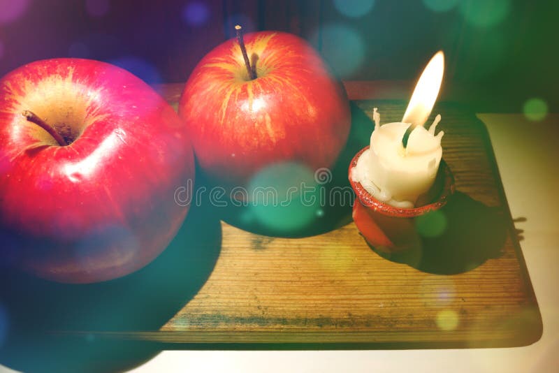 Kerstmissamenstelling met rode appelen en uiterst klein gebrand onderaan kaars royalty-vrije stock fotografie Kerstmissamenstelling met rode appelen en uiterst klein gebrand onderaan kaars royalty-vrije stock fotografie