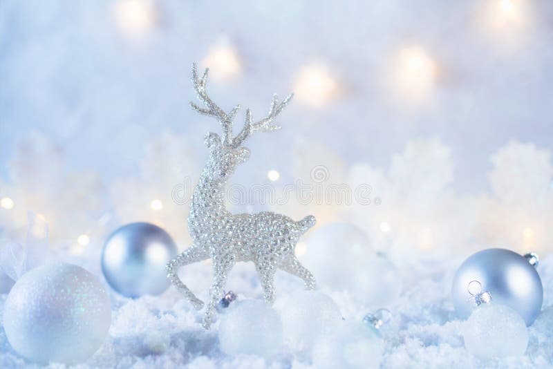 Kerstmissamenstelling van Kerstmisballen en beeldje van rendier op blauwe de winterachtergrond die wordt gemaakt Minimale gestile royalty-vrije stock fotografie Kerstmissamenstelling van Kerstmisballen en beeldje van rendier op blauwe de winterachtergrond die wordt gemaakt Minimale gestile royalty-vrije stock fotografie