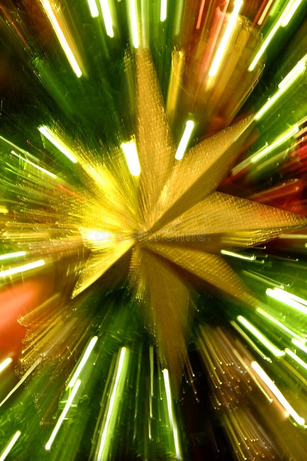 Kerstmisster op van de de Motieactie van het Boomgezoem de Dichte en Kleurrijke Viering stock foto Kerstmisster op van de de Motieactie van het Boomgezoem de Dichte en Kleurrijke Viering stock foto