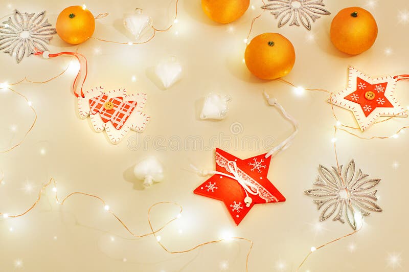 Kerstmisstilleven met vakantielichten Mandarijnen, houten decoratie rode sterren, Kerstboom, zilveren sneeuwvlokken, wit glas stock afbeelding Kerstmisstilleven met vakantielichten Mandarijnen, houten decoratie rode sterren, Kerstboom, zilveren sneeuwvlokken, wit glas stock afbeelding
