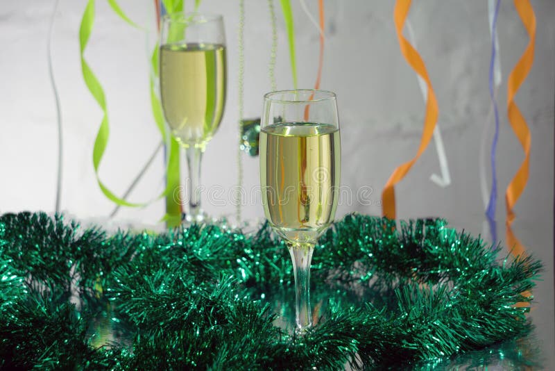 Kerstmisstilleven - Twee glazen mousserende wijn met gouden Kerstmisdecoratie op Kerstboomachtergrond stock afbeeldingen Kerstmisstilleven - Twee glazen mousserende wijn met gouden Kerstmisdecoratie op Kerstboomachtergrond stock afbeeldingen