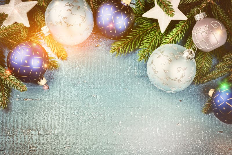 Kerstmisvakantie die met blauwe snuisterijen en spartakken plaatsen CH royalty-vrije stock foto's Kerstmisvakantie die met blauwe snuisterijen en spartakken plaatsen CH royalty-vrije stock foto's