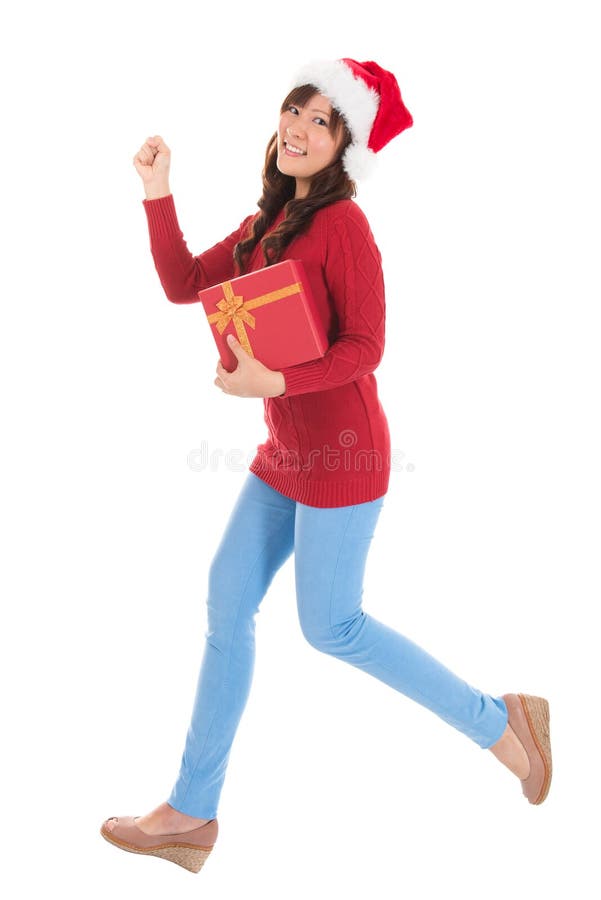 Kerstmisvrouw die met gift lopen stock afbeeldingen Kerstmisvrouw die met gift lopen stock afbeeldingen