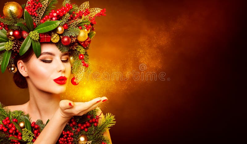 Kerstmode Model Beauty Makeup, Wreated Hairstyle Vrouw van Xmas die naar de hand blaast, prachtig artistiek portret stock afbeeldingen Kerstmode Model Beauty Makeup, Wreated Hairstyle Vrouw van Xmas die naar de hand blaast, prachtig artistiek portret stock afbeeldingen