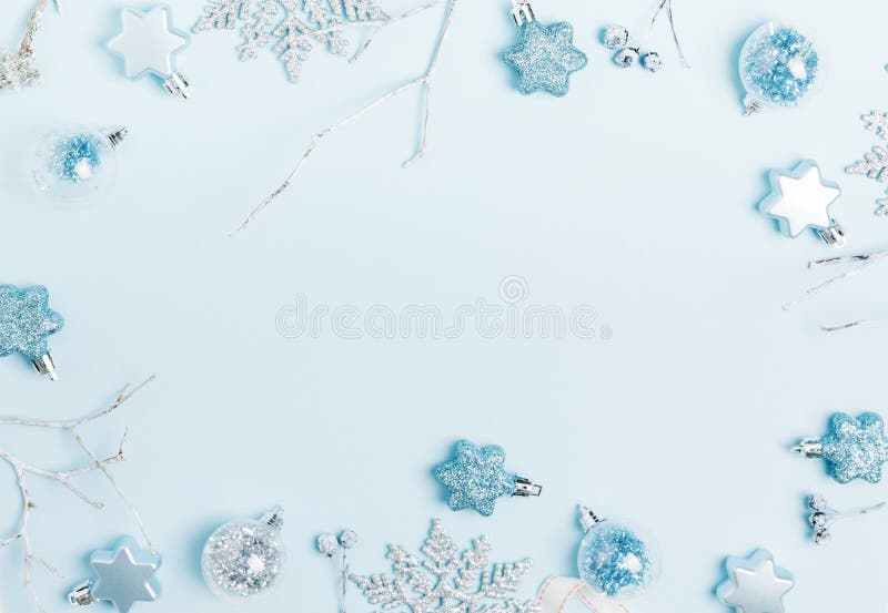 kerstsamenstelling Kader gemaakt van ballen en sneeuwvlokken op pastelblauwe achtergrond royalty-vrije stock fotografie kerstsamenstelling Kader gemaakt van ballen en sneeuwvlokken op pastelblauwe achtergrond royalty-vrije stock fotografie