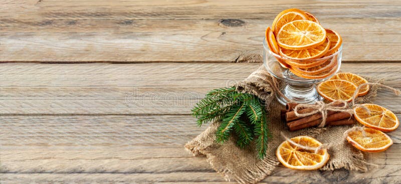 Kerstsamenstelling met takken van spruce-boomtakken kaneelstokken en land van gedroogde snijdsels van sinaasappelen op houten acht