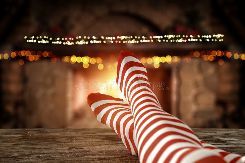 Kersttijd, poten in wintersokken, zelfkousen Ruimte voor uw tekst of decoratie Achtergrond oude haard stock afbeeldingen Kersttijd, poten in wintersokken, zelfkousen Ruimte voor uw tekst of decoratie Achtergrond oude haard stock afbeeldingen