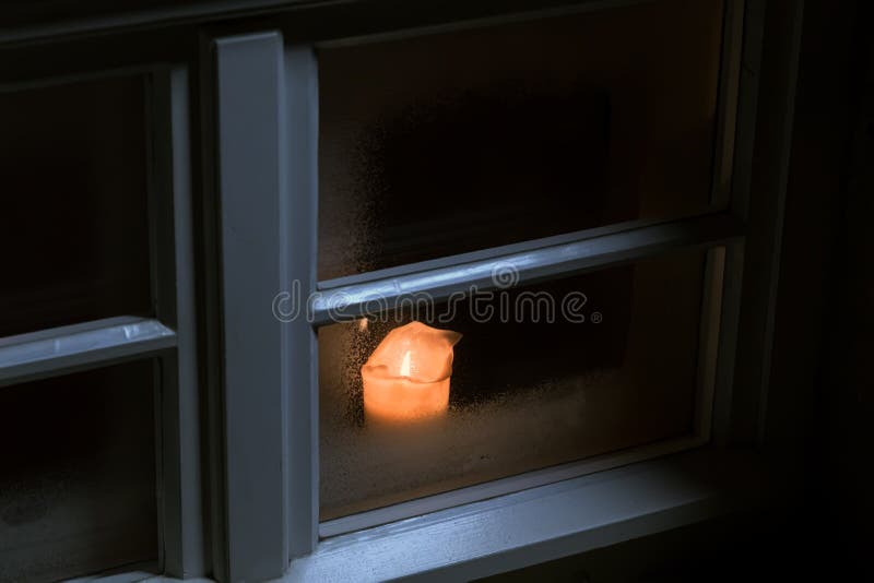 Kerze im Fenster stockbild. Bild von schnee, weihnachten