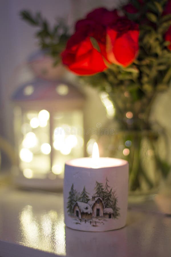 Kerze, Lampe und Blumenstrauß mit Rosen stockfoto Kerze, Lampe und Blumenstrauß mit Rosen stockfoto