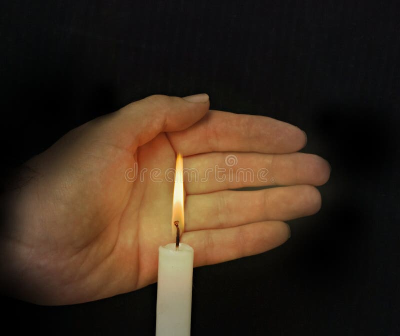 Kerze und Hand stockbild. Bild von mann, aufflackern