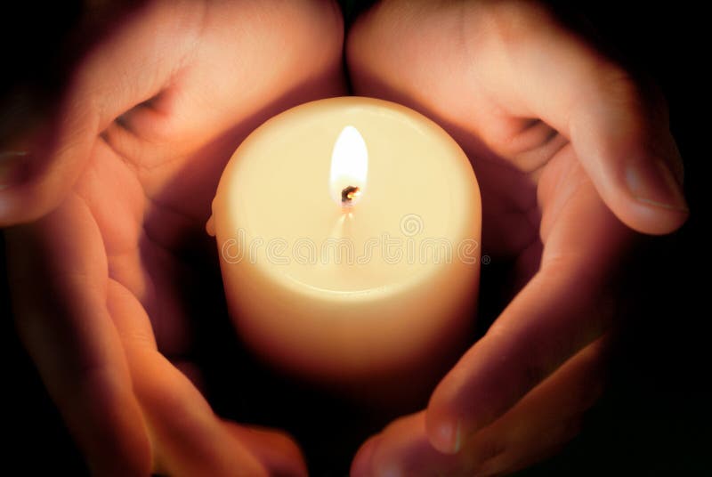 Kerze zwischen den Händen