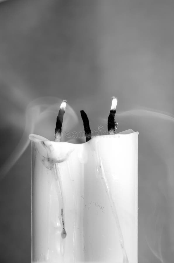 754 Drei Kerzen Der Dunkelheit Stock Fotos Freie & RoyaltyFree Stock