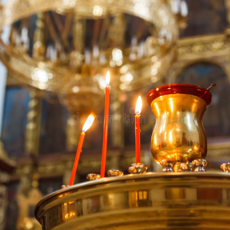 Kerzen in der christlichen Kirche stockbild