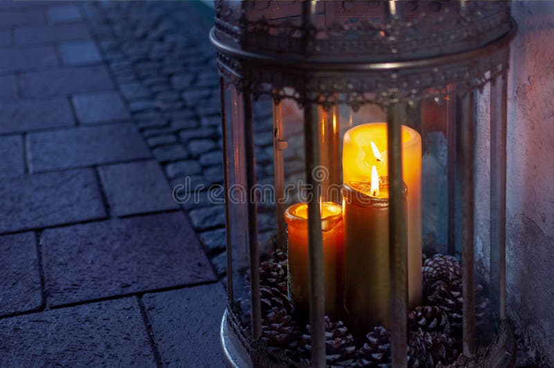Kerzen in einer Dunkelheitsnahaufnahme, Weinleseweihnachten latern stockbild Kerzen in einer Dunkelheitsnahaufnahme, Weinleseweihnachten latern stockbild