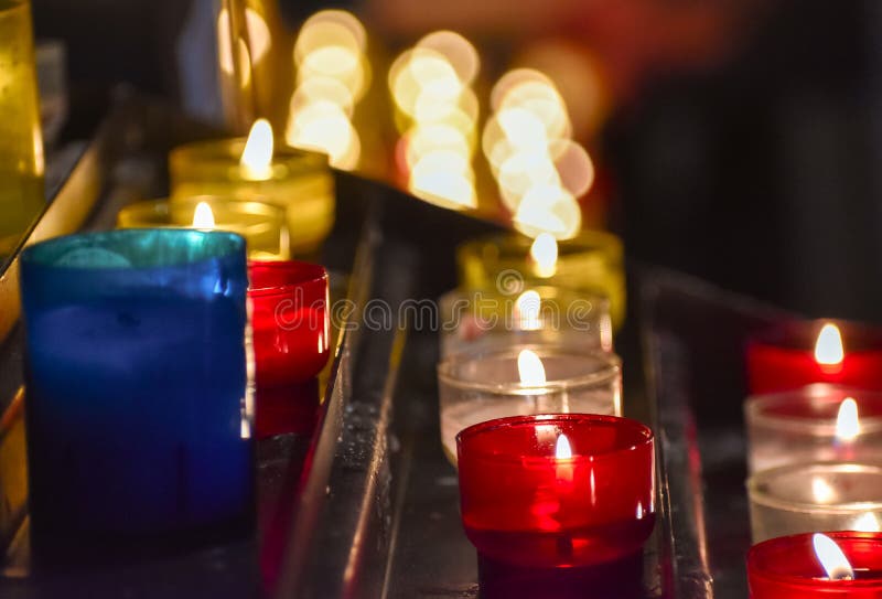 Kerzen innerhalb einer Kirche Empfindung der Religiosität und der Ruhe Bokeh-Lichter als Raum für Text lizenzfreie stockfotos Kerzen innerhalb einer Kirche Empfindung der Religiosität und der Ruhe Bokeh-Lichter als Raum für Text lizenzfreie stockfotos
