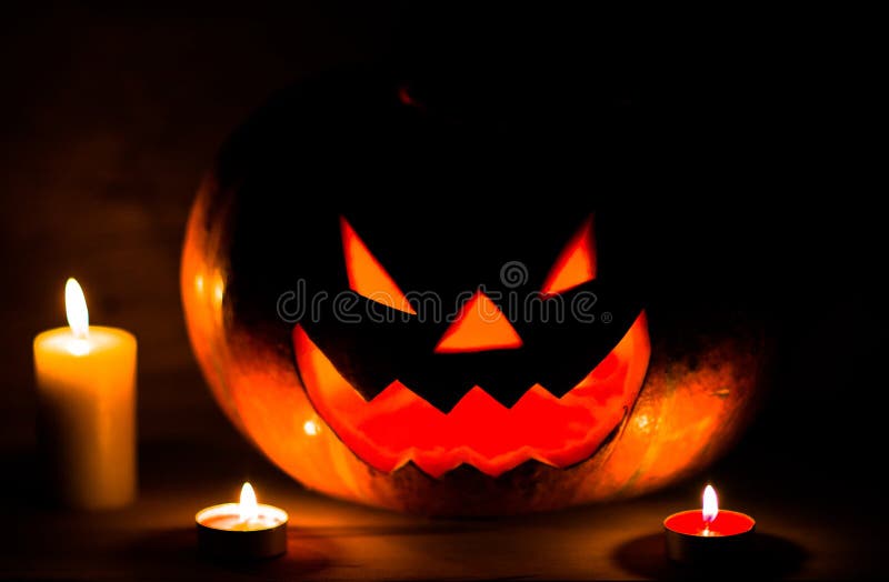 Kerzen und K?rbis f?r Halloween in einem verkrampften Raum stockfoto Kerzen und K?rbis f?r Halloween in einem verkrampften Raum stockfoto