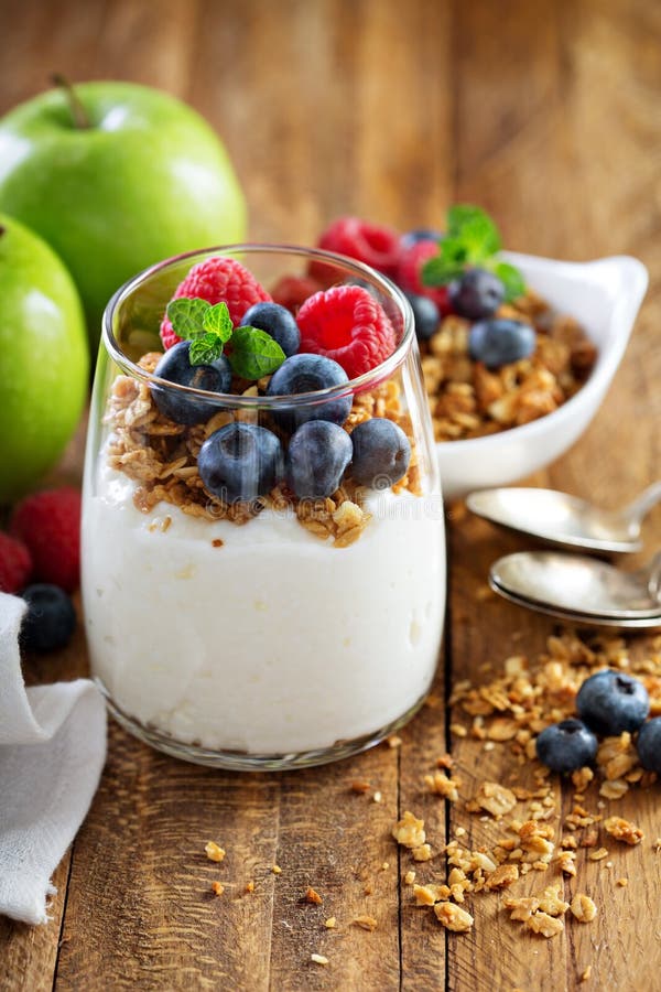 Keso och yoghurtparfait med granola royaltyfria bilder Keso och yoghurtparfait med granola royaltyfria bilder