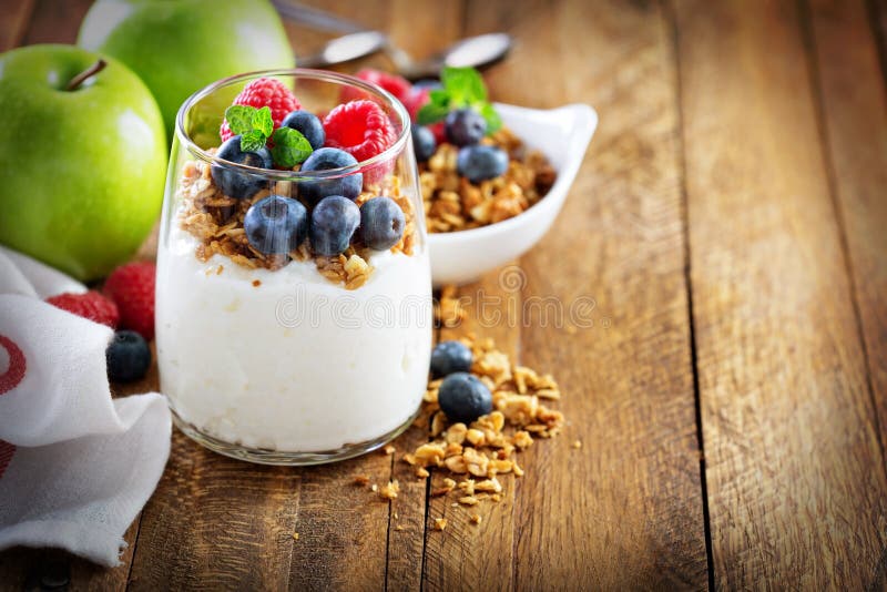 Keso och yoghurtparfait med granola arkivbilder Keso och yoghurtparfait med granola arkivbilder