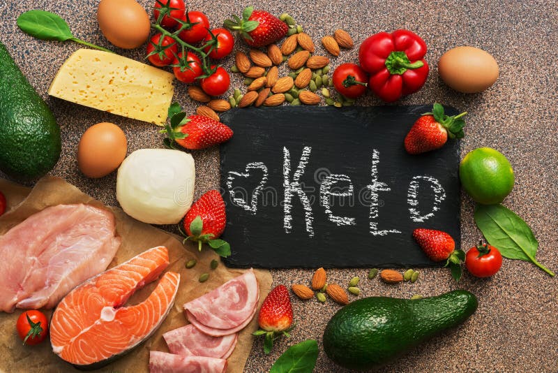 Keto dieetvoedsel Gezonde lage carburatorenproducten Keto dieetconcept Groenten, vissen, vlees, noten, zaden, aardbeien, kaas op stock afbeelding Keto dieetvoedsel Gezonde lage carburatorenproducten Keto dieetconcept Groenten, vissen, vlees, noten, zaden, aardbeien, kaas op stock afbeelding