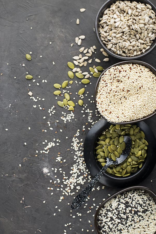 Ketogenic låga carbs bantar begrepp banta äta som är sunt Ketogenic kökrecept: bröd eller smällare från frö fotografering för bildbyråer Ketogenic låga carbs bantar begrepp banta äta som är sunt Ketogenic kökrecept: bröd eller smällare från frö fotografering för bildbyråer
