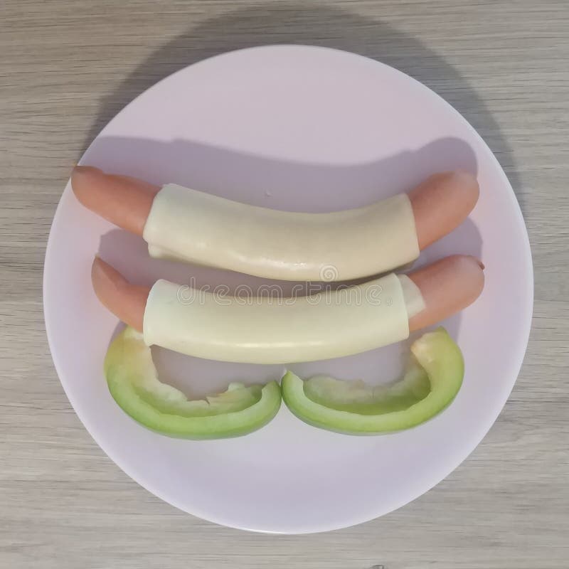 Ketogenic posiłek, ser zawijał hot dog z dzwonkowym pieprzem Keto jedzenie dla ciężar straty Zdrowej diety gość restauracji fotografia stock Ketogenic posiłek, ser zawijał hot dog z dzwonkowym pieprzem Keto jedzenie dla ciężar straty Zdrowej diety gość restauracji fotografia stock