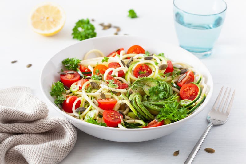 Ketogenic spiralized Zucchinisalat des strengen Vegetariers mit Avocadotomatenkürbiskernen lizenzfreie stockfotos Ketogenic spiralized Zucchinisalat des strengen Vegetariers mit Avocadotomatenkürbiskernen lizenzfreie stockfotos