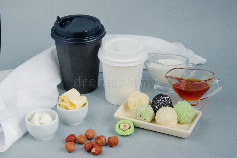 Keton-Erdnussbutter, matcha Bälle und Kokosnuss kugelsicher, Schwarzweiss-Papierschale für Kaffee, Pause mit einem Deckel stockbilder Keton-Erdnussbutter, matcha Bälle und Kokosnuss kugelsicher, Schwarzweiss-Papierschale für Kaffee, Pause mit einem Deckel stockbilder