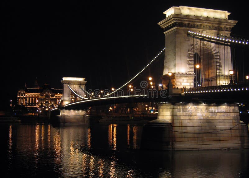 Kettenbrücke von Budapest bis zum Nacht stockbild Kettenbrücke von Budapest bis zum Nacht stockbild