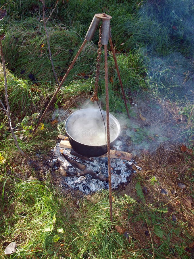 https://thumbs.dreamstime.com/b/kettle-campfire-boiling-water-tripod-over-34694317.jpg