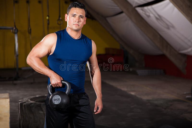 Kettlebell de elevación en un gimnasio imágenes de archivo libres de regalías Kettlebell de elevación en un gimnasio imágenes de archivo libres de regalías