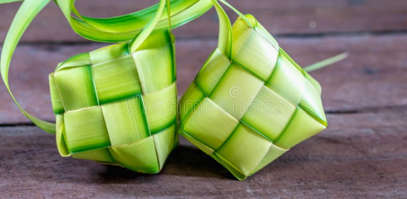 ` Ketupat `: odparowani ryż zawijający z tkanym młodym palmowym liściem tradycyjny jedzenie od Azja Południowo-Wschodnia obraz stock ` Ketupat `: odparowani ryż zawijający z tkanym młodym palmowym liściem tradycyjny jedzenie od Azja Południowo-Wschodnia obraz stock