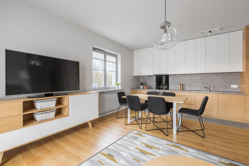 Keuken met het dineren ruimte en woonkamer stock foto Keuken met het dineren ruimte en woonkamer stock foto