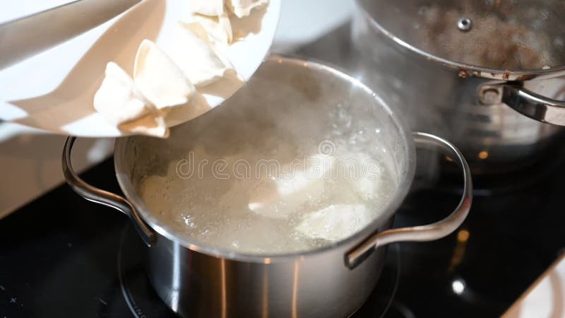 Keukendumpen met vlees door koken in water