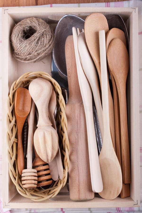 Keukengerei in een houten doos royalty-vrije stock afbeelding Keukengerei in een houten doos royalty-vrije stock afbeelding