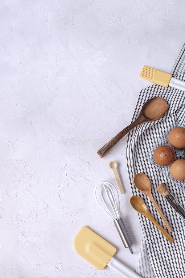 Keukengerei en ingrediënten voor baksel - zwaai, houten spoo stock fotografie Keukengerei en ingrediënten voor baksel - zwaai, houten spoo stock fotografie