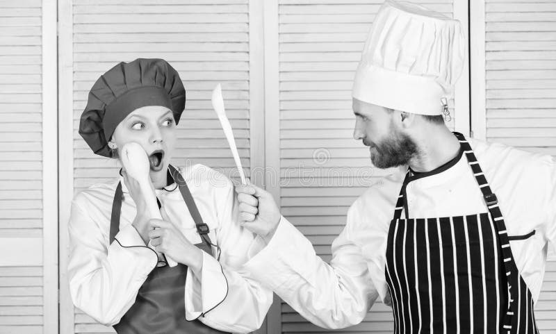 Keukenregels Culinair slagconcept De culinaire vrouw en de gebaarde man tonen concurrenten Who betere kok uiteindelijk royalty-vrije stock fotografie Keukenregels Culinair slagconcept De culinaire vrouw en de gebaarde man tonen concurrenten Who betere kok uiteindelijk royalty-vrije stock fotografie