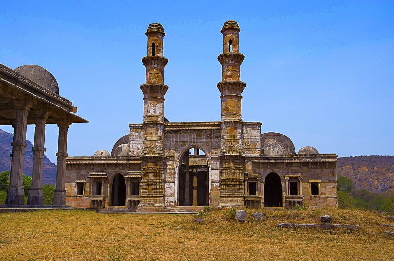 Kevada Masjid外面看法有尖塔、地球象圆顶和狭窄的台阶,联合国科教文组织被保护的Champaner - Pavagadh Archaeologica 库存图片 Kevada Masjid外面看法有尖塔、地球象圆顶和狭窄的台阶,联合国科教文组织被保护的Champaner - Pavagadh Archaeologica 库存图片
